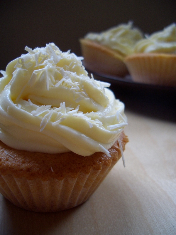 Vanilla_cupcakes_with_lemon_and_mascarpone_frosting_and_white_chocolate_curls,_detail